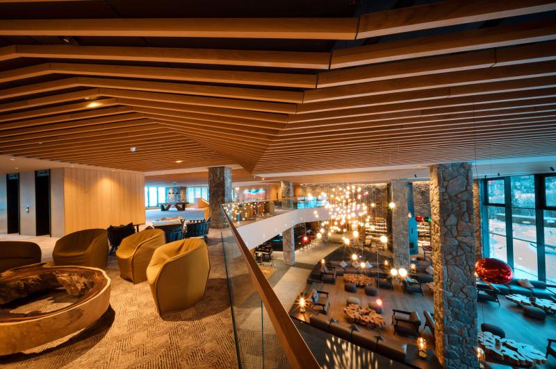 DAMIAN JASNA - G - Lobby