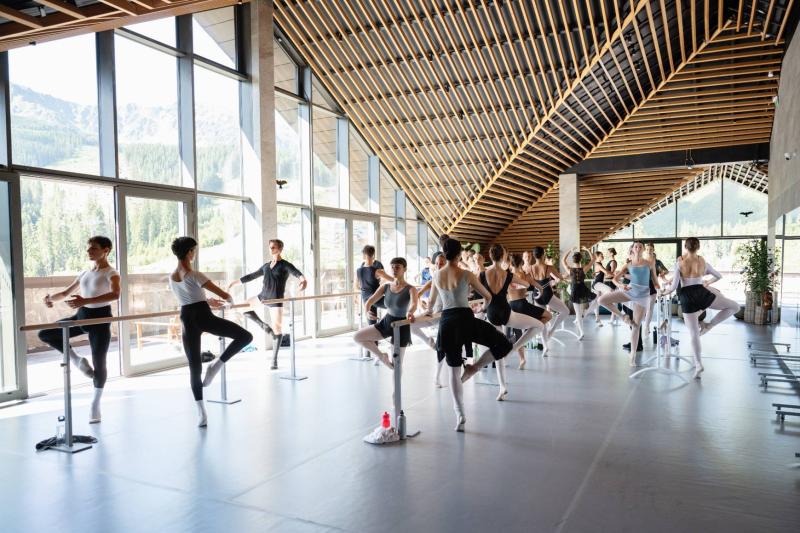 DAMIAN JASNA - G - Hotelové akcie