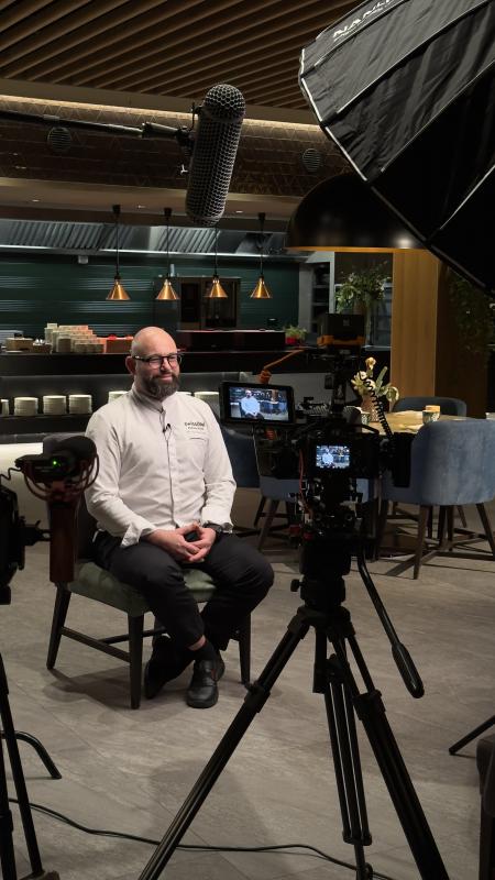 DAMIAN JASNA - G - Hotelové akcie