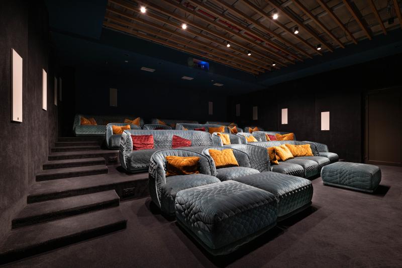 DAMIAN JASNA - O rezorte článok